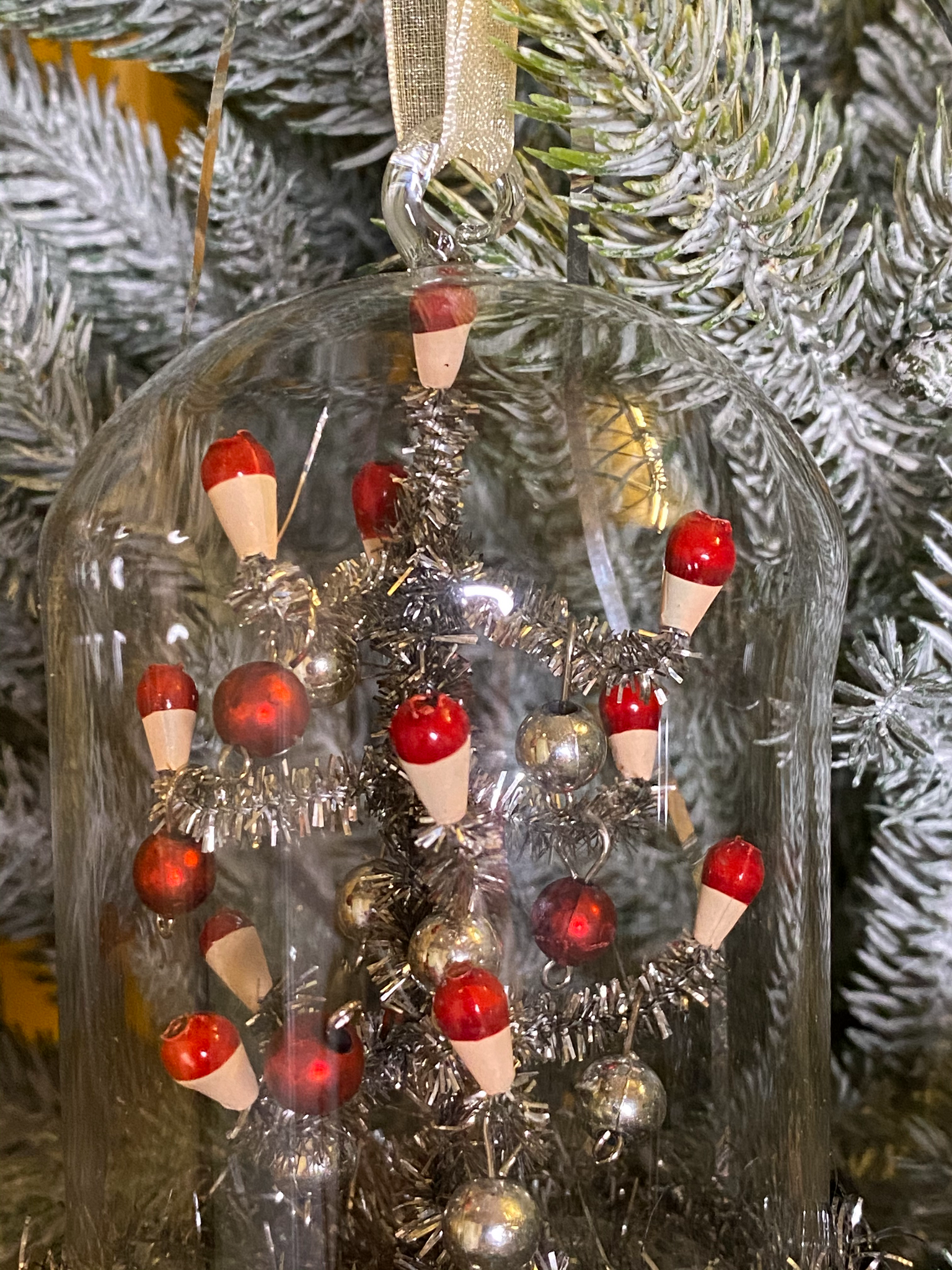 Viktoriansk glas kuppel med flitterstads juletræ
