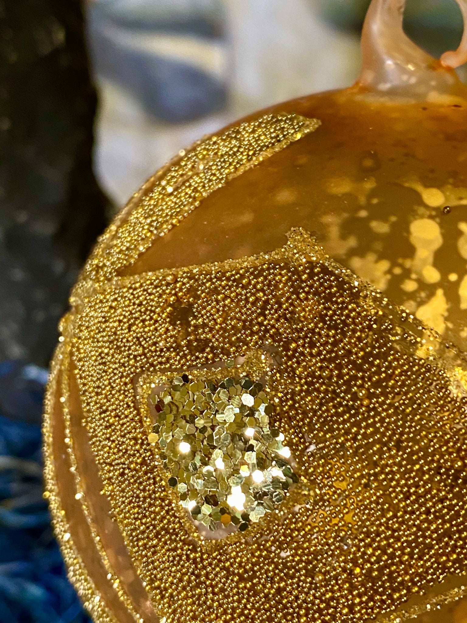 Antique mundblæst guld glas kugle.