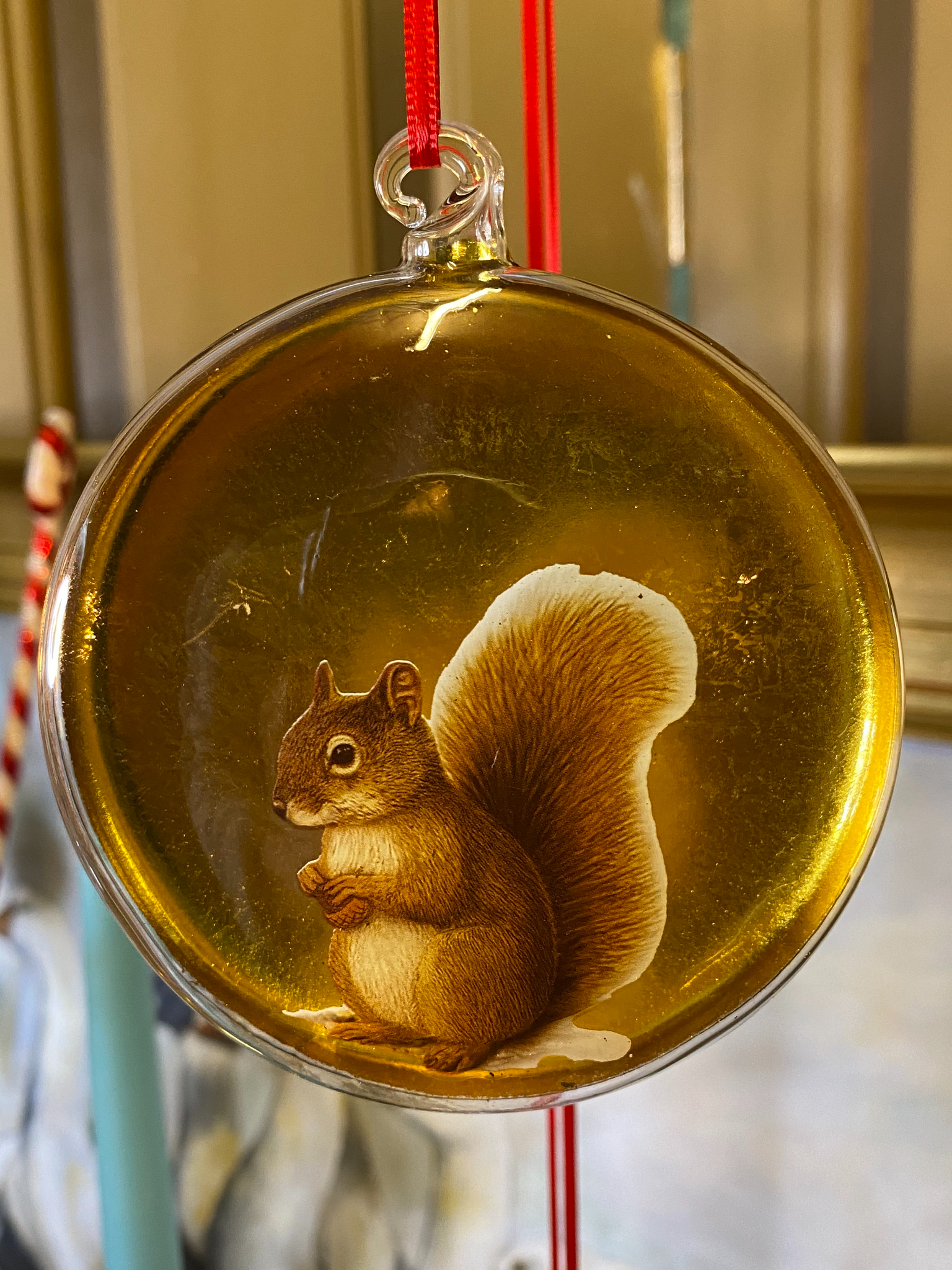 Guld glas ornament med egern