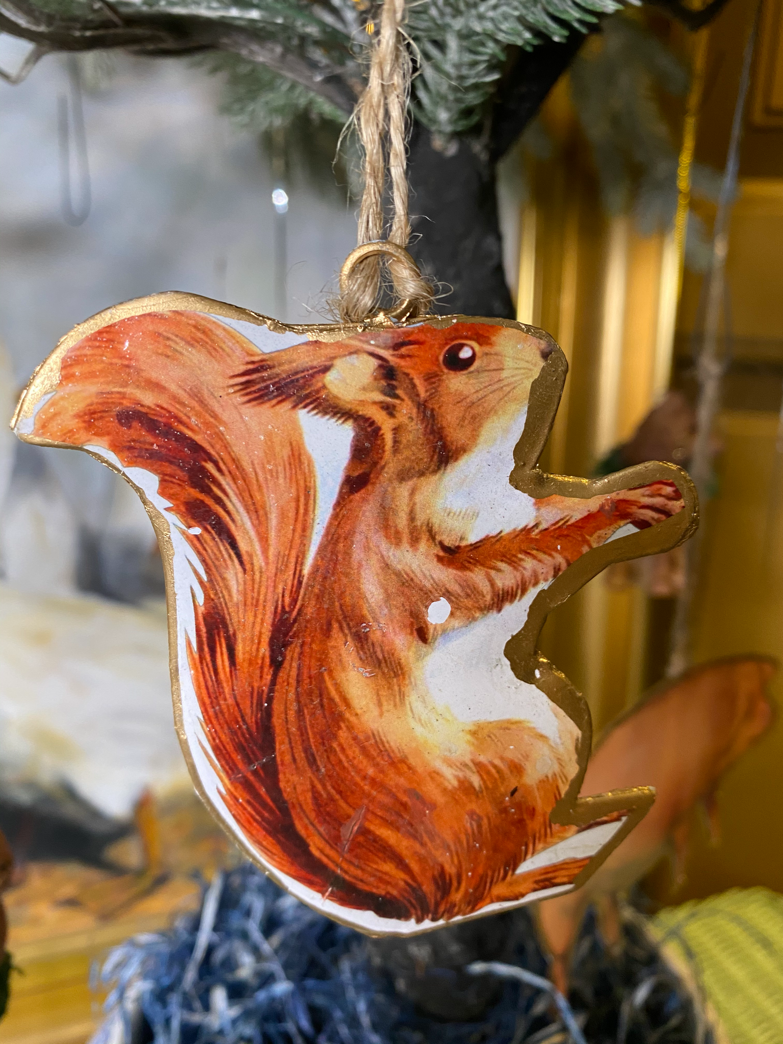 Metal egern med guldkant