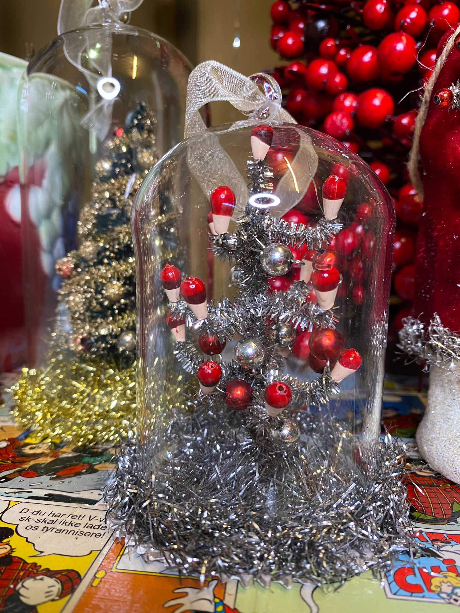 Viktoriansk glas kuppel med flitterstads juletræ